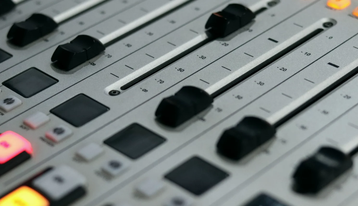 Slik setter du opp et lite TV-studio fra kamera til sending